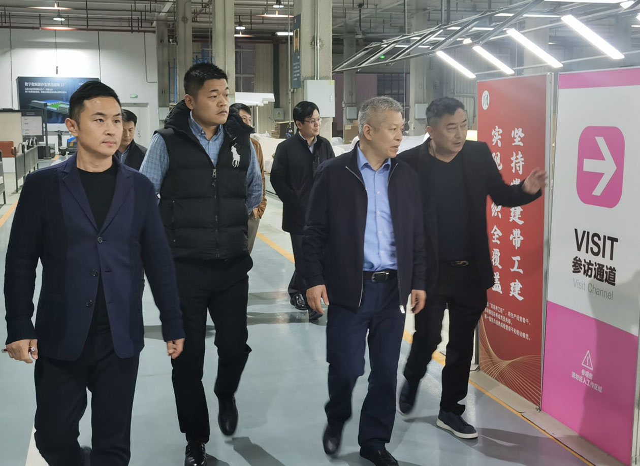 與潤城集團董事長參觀邳州官湖分廠考察.jpg 與潤城集團董事長參觀邳州官湖分廠考察.jpg