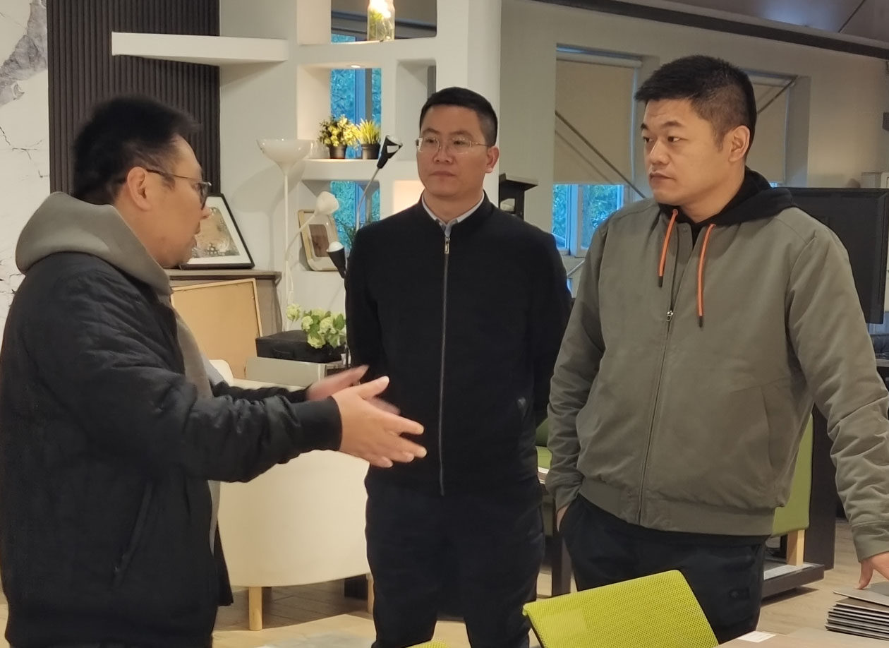 與吳總參觀美丁國際墻板.jpg 與吳總參觀美丁國際墻板.jpg
